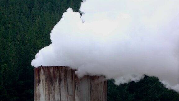 新西兰地热发电厂烟囱冒出的烟