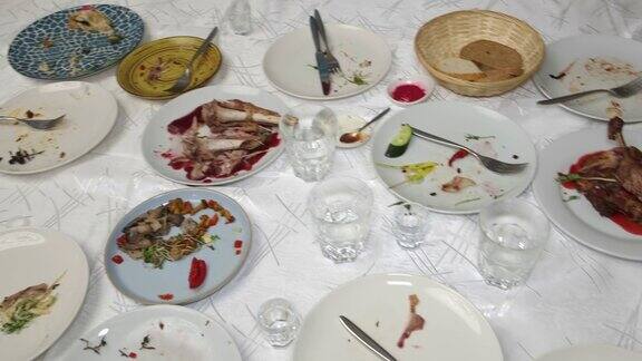 晚宴后餐桌上浪费的食物桌子上有空盘子相机jpgement