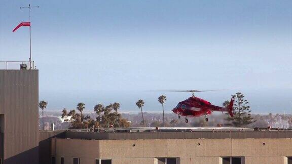 直升机正在停机坪起飞