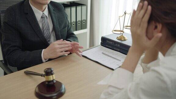 律师为客户提供法律咨询和信任承诺公正和律师理念