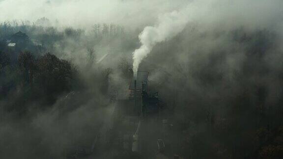 鸟瞰图的工业烟雾从工厂烟囱出来在一个景观覆盖的雾银行