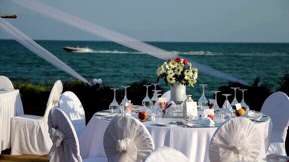 海边婚宴户外餐桌设置
