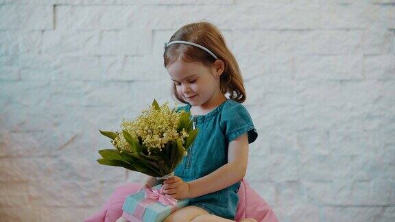 可爱的小女孩展示鲜花和礼物