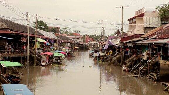 泰国安帕瓦水上市场