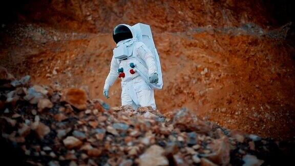 宇航员穿着太空服探索火星红色星球第一次载人火星任务技术进步带来了太空探索和殖民