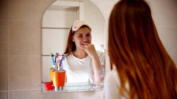 一个年轻的女人正在刷牙