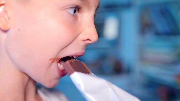 那男孩在课间休息时吃巧克力