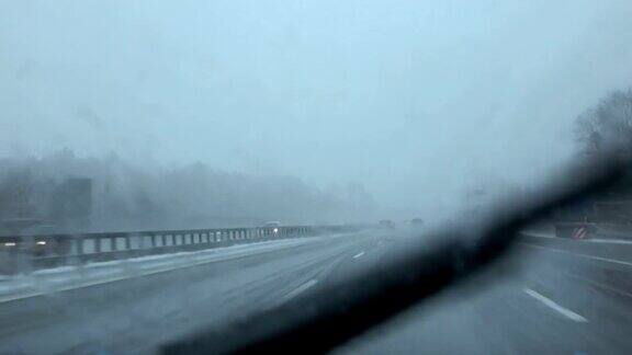 FPV:汽车在暴风雪中快速行驶路面光滑能见度低