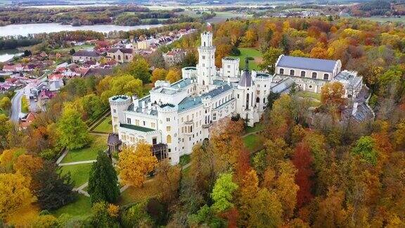 HlubokanadVltavou城堡是捷克共和国最美的城堡之一捷克红叶秋日的赫卢博卡城堡赫鲁博卡和伏尔塔沃城堡的多彩秋景
