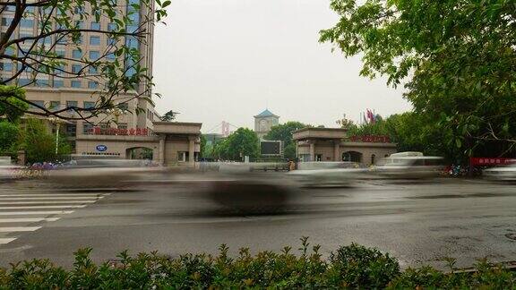 武汉城市雨天时间交通街道人行道全景4k时间流逝中国