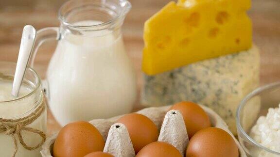鸡蛋和酸奶放在木桌上