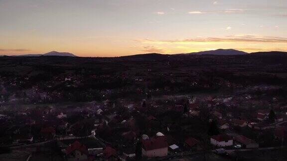 郊区日落时的镜头郊区:日落时分在郊区一个安静的小地方由无人机拍摄的4K视频