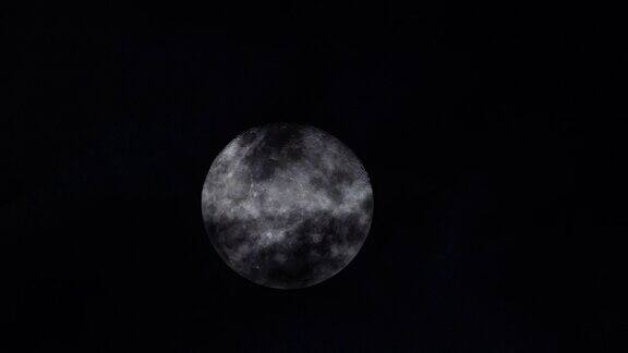 用600毫米长焦镜头拍摄的满月夜景特写