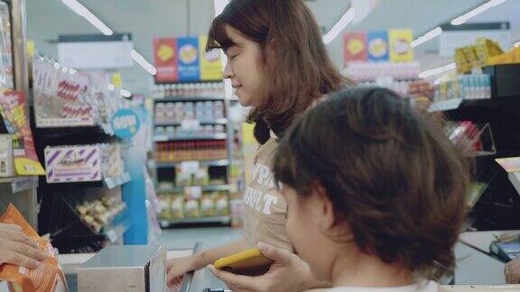 亚洲母亲和儿子在超市购物