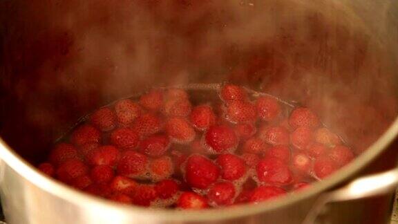 把草莓倒进锅里做果酱