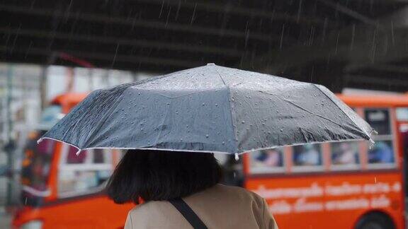 一个亚洲女人在雨中等出租车