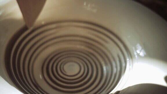 给陶工转盘上的盘子上的螺旋图案