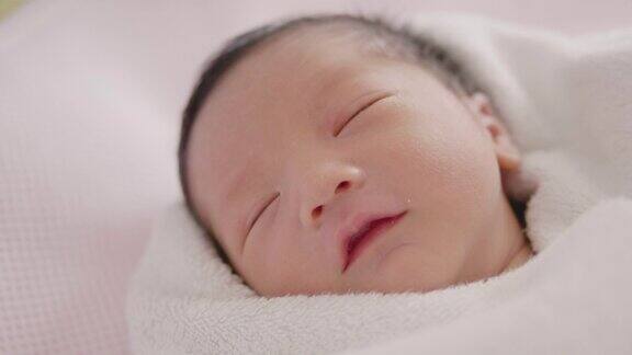 新生儿出生后在医院睡觉