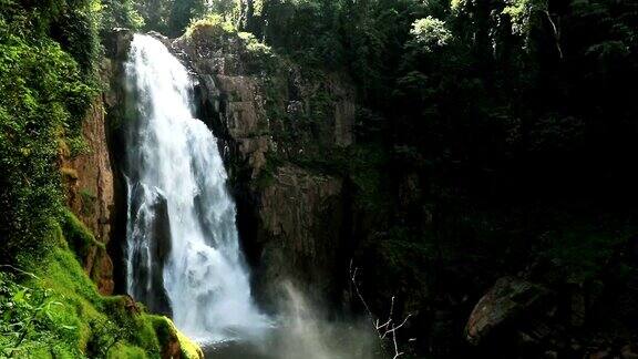 泰国KhaoYai国家公园森林深处的瀑布慢镜头