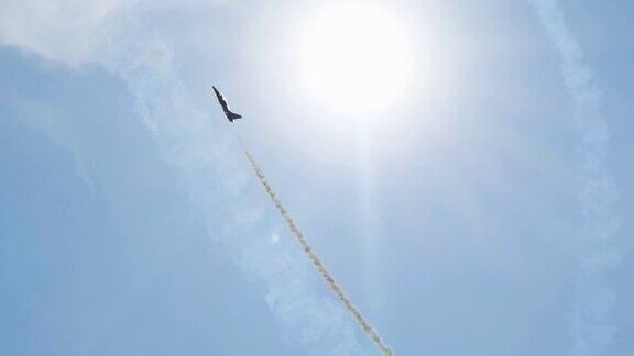 苏-35飞机正飞向太空如同火箭冲破云层到达星星