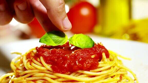 意大利面食的宏观细节配上番茄、帕尔马干酪和罗勒