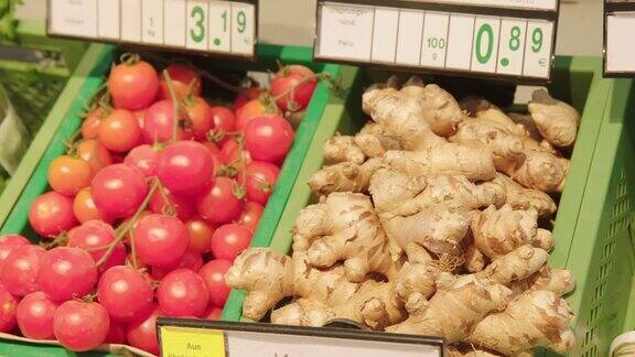 超市农产品区的新鲜蔬菜