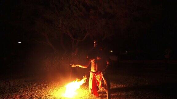 土著斐济人在火舞期间