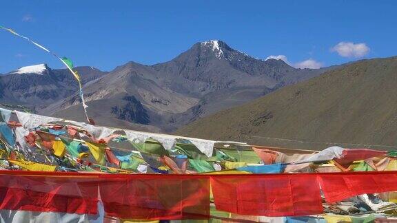 近距离拍摄西藏山脉飘扬的经幡