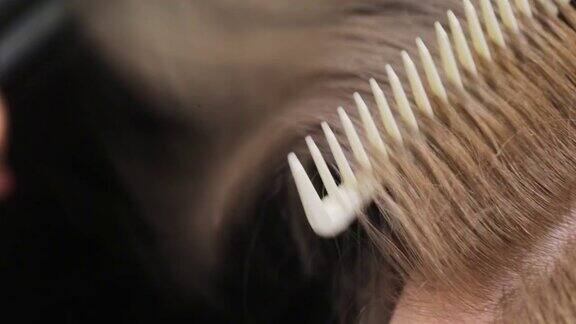 理发师梳头的女人的头发的特写