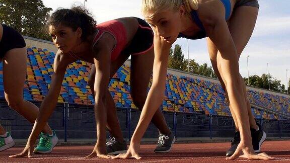 三位混血女子在赛前站在起跑线上动作缓慢