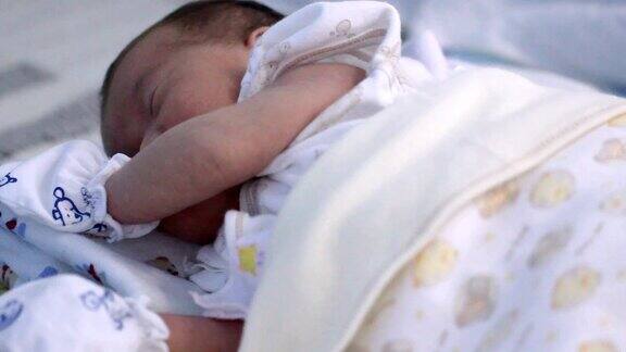 婴儿熟睡的脸一个四个月大的婴儿休息和蠕动的特写