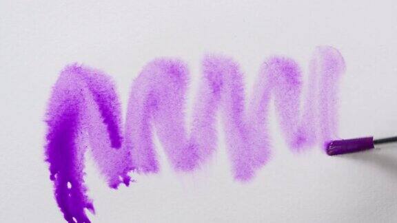 在白纸上画紫色的水彩