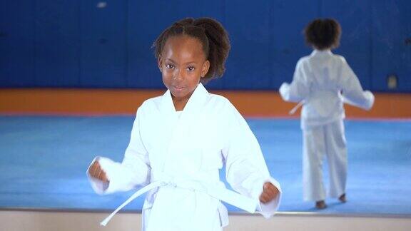 学跆拳道的非洲裔美国女孩