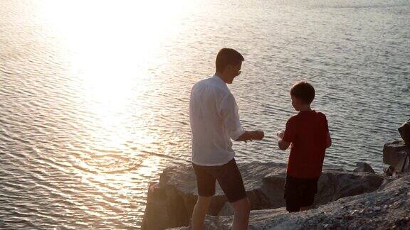 父亲和儿子在湖边