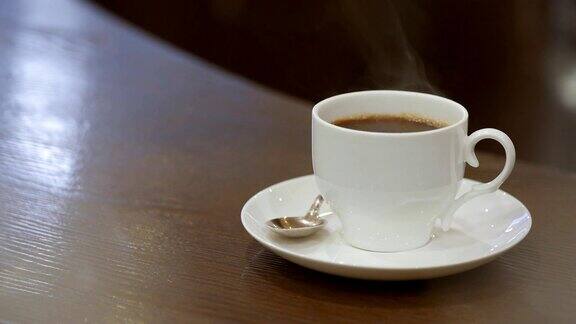 一杯热咖啡冒出的蒸汽