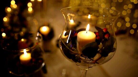 新婚之夜餐桌上装饰的蜡烛