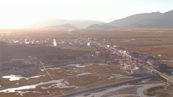 天线:明亮的秋日照耀在西藏偏远的港嘎镇