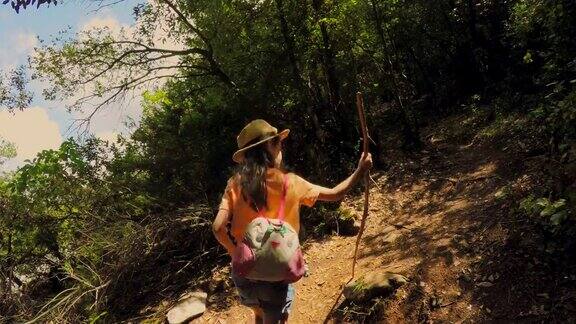 母女徒步旅行希腊奥林匹斯山