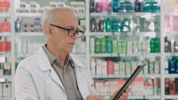 男药剂师戴眼镜在药房工作