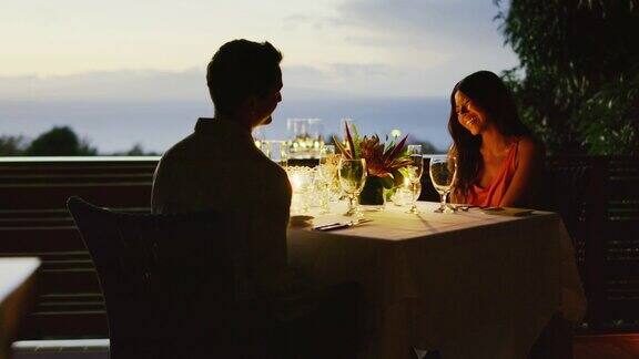 情侣享受浪漫晚餐