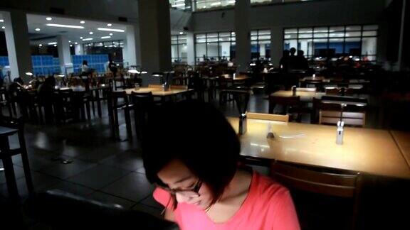 女孩在图书馆看书