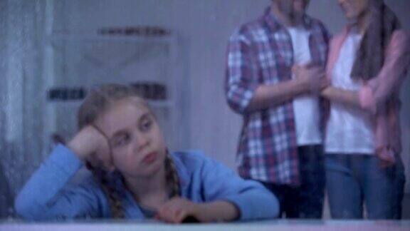 小女孩躲在雨窗后养父母来领养孩子