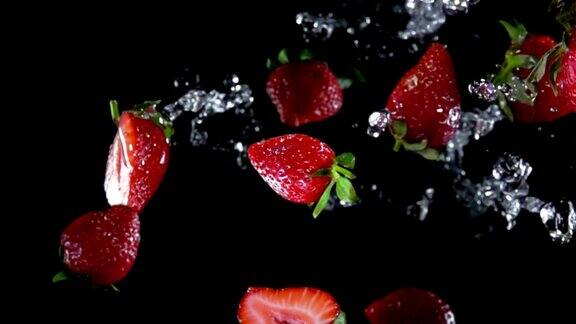 多汁的草莓带着水飞向镜头