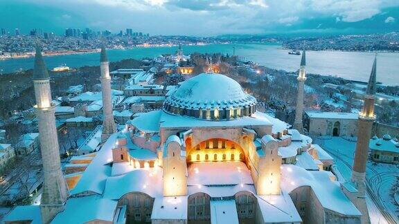 4K无人机镜头下雪的伊斯坦布尔-圣索菲亚清真寺和博斯普鲁斯