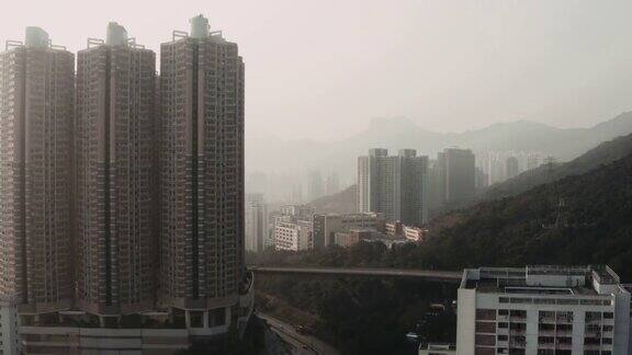 无人机在雾天拍摄的城市建筑