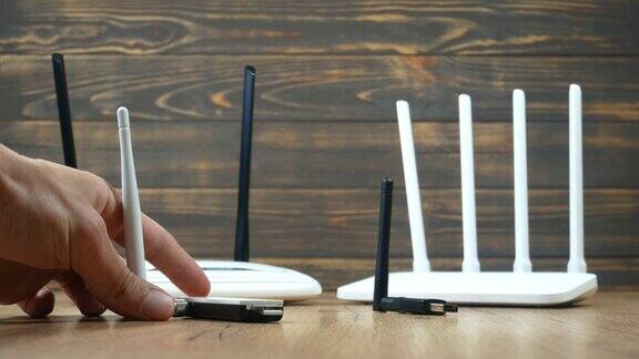 人选择不同类型的Wi-Fi路由器现代和老技术无线以太网连接信号USBWifi接收器无线网卡高速天线Wifi适配器