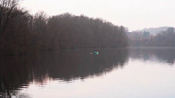 一艘渔船在沼泽溪水库的风景