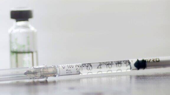 注射疫苗注射器与小瓶医疗近距离白色背景摄影车拍摄从右到左