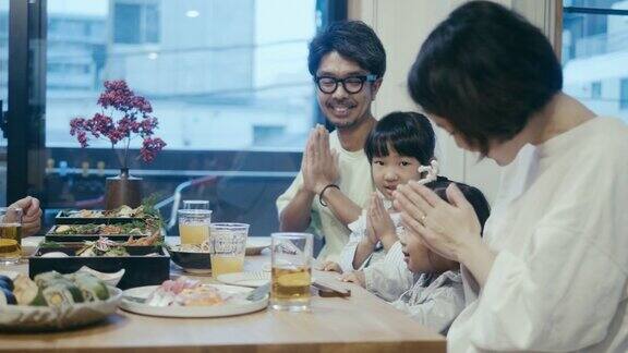 日本一家几代人在除夕夜吃大石饭前说“定食”