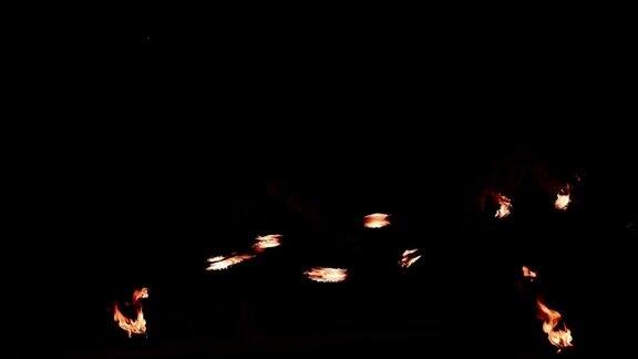 火表演一群专业艺术家晚上在大街上用火表演舞蹈